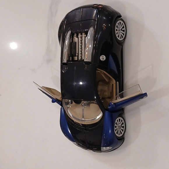 1/18 AUTOart Bugatti EB 16.4 Veyron Production Car Black and Blue - Picture 2 of 7